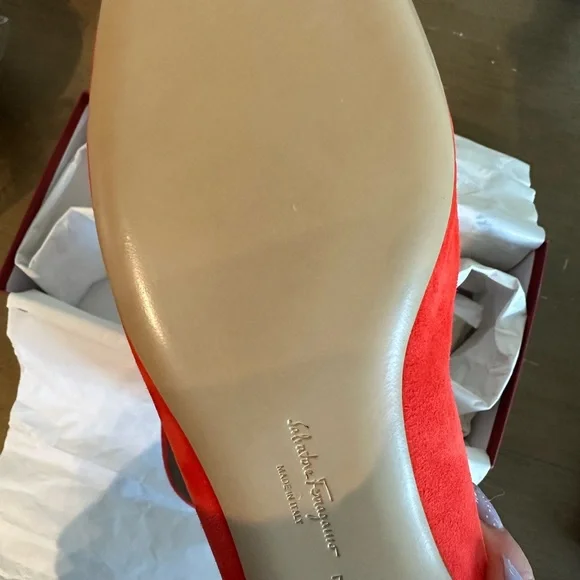 SALVATORE FERRAGAMO US 7 FLATS $365!
